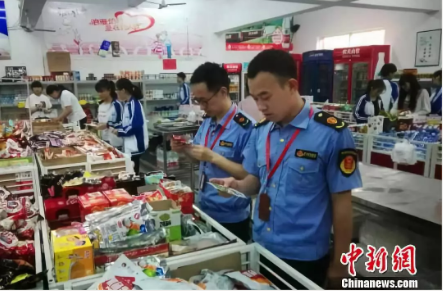 资料图:为加强校园及周边食品安全监管,江西在全省范围内开展校园及周边“五毛食品”专项整治工作。江国忠 摄