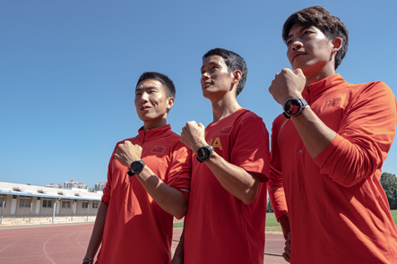 （左起）马拉松国家队队员彭建华、董国建、杨绍辉佩戴Amazfit智能运动手表3