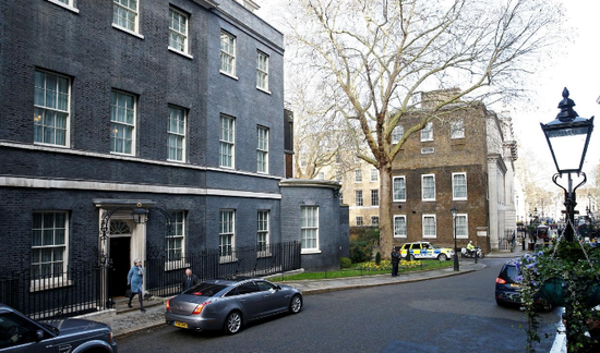  2019年3月14日，英国伦敦，英国首相特雷莎·梅走出唐宁街首相官邸。REUTERS/Henry Nicholls
