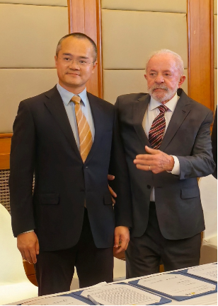 ▲巴西总统卢拉（右）与美团公司创始人、CEO王兴（左）会面，并见证签署投资协议