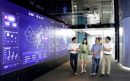 图二：叶丹（左二）陪同傅强（右二）参观集团展厅