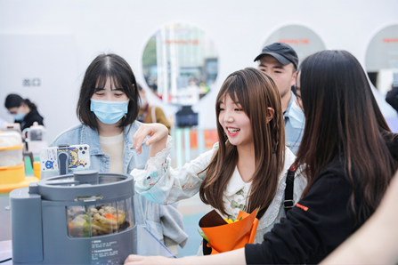 九阳原创智能小家电成为现场焦点。