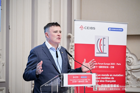 中欧国际工商学院副院长兼教务长濮方可（Frank Bournois）担任本场论坛主持