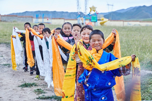 黑科村幼儿园的孩子大多来自藏区牧民家庭，最远的住在离幼儿园12公里以外