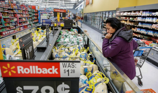 资料图片：2018年11月，美国芝加哥，一名顾客在沃尔玛超市内购物。REUTERS/Kamil Krzaczynski