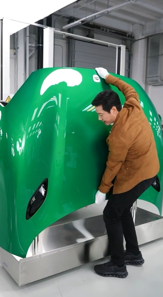 小米YU7为何采用长车头设计?雷军称好看且更安全,还现场搬起了前机盖