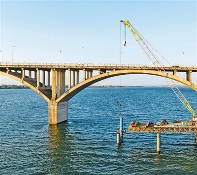 江西省新干县S312赣江大桥改造工程现场,施工方正在搭建左幅新建桥梁钢栈桥。 李福孙摄(影像中国)