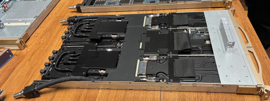 英伟达薇拉・鲁宾 NVL72 计算托盘，内含 4 块鲁宾 GPU、2 颗薇拉 CPU。