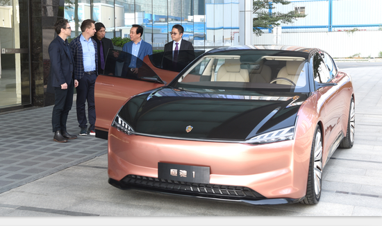 许家印在恒大总部楼下审查恒驰1内饰