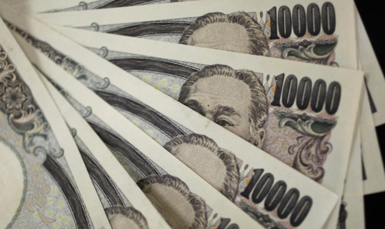  资料图片：2011年8月，日本东京，日圆纸币。 REUTERS/Yuriko Nakao