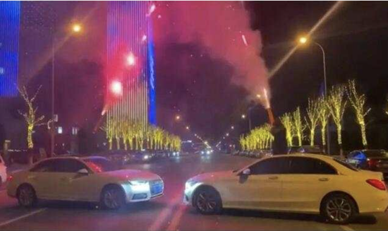 “加特林烟花”全网爆红 谨防燃放网红烟花“引火上身”