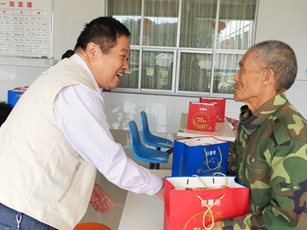 永辉超市爱心志愿团走进敬老院 带去秋日问候