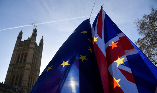  2018年12月17日，英国伦敦，示威者在议会大厦附近举行抗议活动，高举欧盟旗帜和英国国旗。REUTERS/Toby Melville