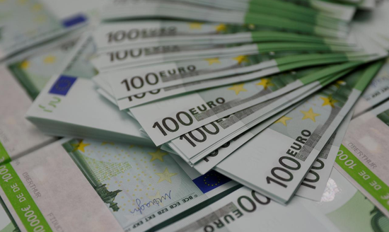 资料图片：2017年11月，奥地利维也纳，欧元纸币。REUTERS/Leonhard Foeger