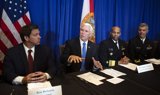 　2月28日，彭斯在佛罗里达州西棕榈滩举行的新闻发布会上发表讲话。