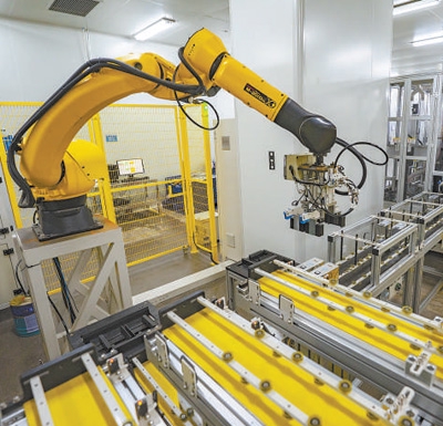 2月7日,江西省新余市赣锋锂电动力及储能电池生产线上,智能机器人手臂