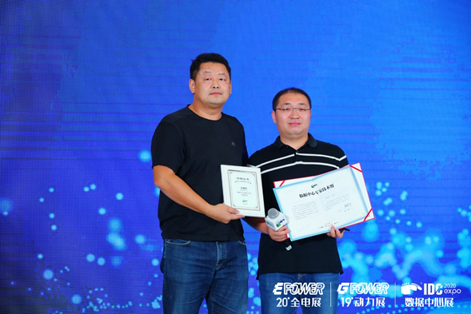  鹏博士大数据建设管理中心总经理王旭佳（右），受邀成为CDCC数据中心工作专家技术组核心成员