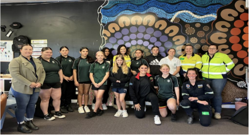 图注：纽蒙特公司（Newmont）在卡迪亚矿区与原住民每周会面，推动与当地社区的持续对话