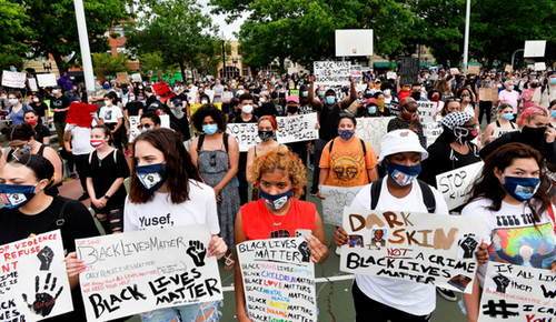 美国2020 被“抗疫”和“抗议”两个关键词贯穿始终