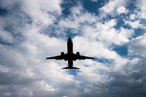 国家统计局：9月飞机票、宾馆住宿和旅行社收费价格环比分别下降9.9%、2.9%和1.3%