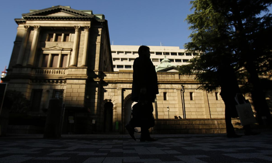  资料图片：2012年12月，日本东京，一名男子经过日本央行总部大楼。REUTERS/Yuriko Nakao