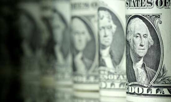  资料图片：2017年6月，美元纸币。REUTERS/Dado Ruvic