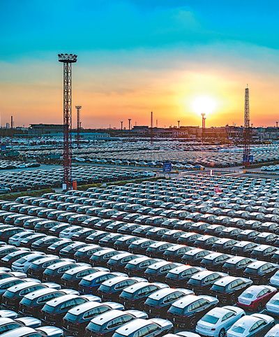 上海市外高桥保税区海通码头,国产汽车井然有序地停放,等待出口。今年前8月,上海口岸出口汽车80.4万辆,同比增长36.5%。 本报记者 沈文敏摄