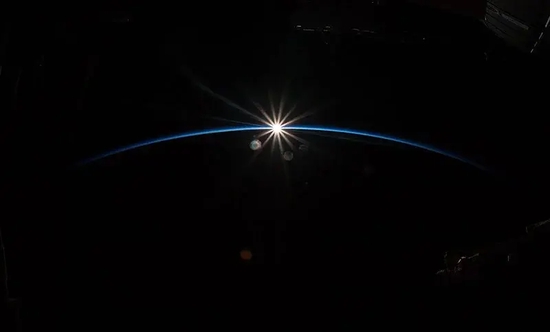 国际空间站上拍到的日出。由德国宇航员亚历山大·格斯特拍摄。