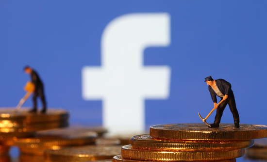 　2019年6月21日，Facebook企业标识，前面摆放着虚拟货币代币以及矿工玩偶