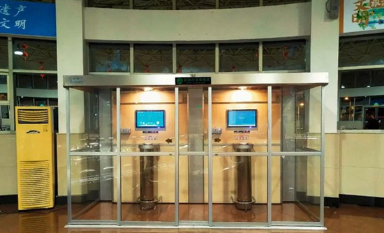 舟山某客运站的智能环保吸烟室，内附两台智能感应点烟器和两台智能控烟台/舟山晚报