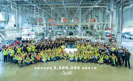 特斯拉全球第500万辆车在上海工厂下线，马斯克发帖祝贺