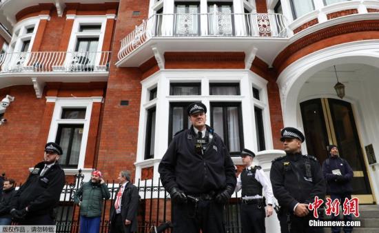 资料图：厄瓜多尔驻伦敦使馆外的英国警察。