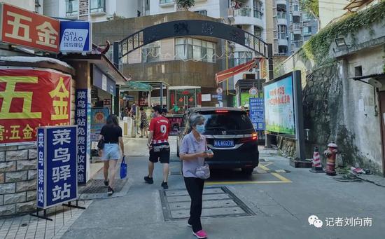 麓湖御景小区大门口（陈峰摄）