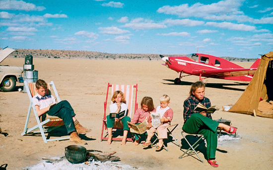 1956 年，梅耶全家到卡拉哈里沙漠旅行，从左到右依次为：哥哥斯科特、姐姐凯、梅耶、弟弟李、姐姐琳恩