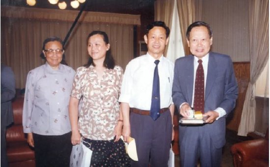 和杨振宁(右一)、邓稼先夫人许鹿希(左一)和女儿(左二)