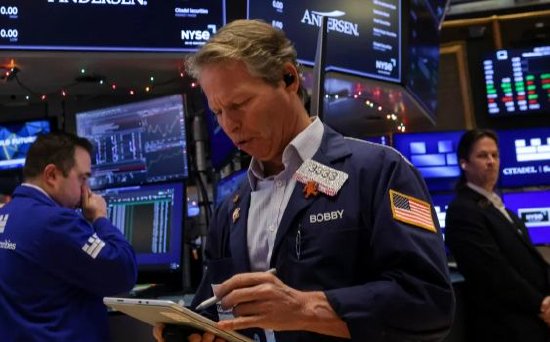 盘前：纳指期货涨1.0% 科技股延续2025年涨势