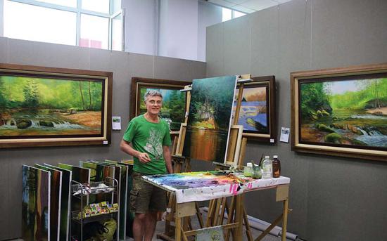 俄罗斯油画家阿列克谢·切尔卡索夫在黑河俄罗斯油画城作画