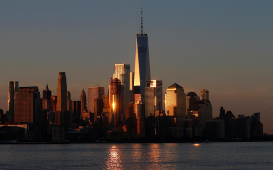 资料图片：2017年8月，美国纽约，世界贸易中心一号大楼和曼哈顿下城天际线。REUTERS/Mike Segar