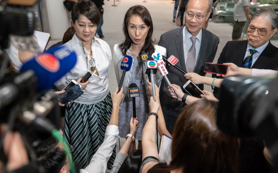  左起：何鸿燊“四太”梁安琪、女儿何超凤、澳博控股副主席兼行政总裁苏树辉以及霍震霆。 