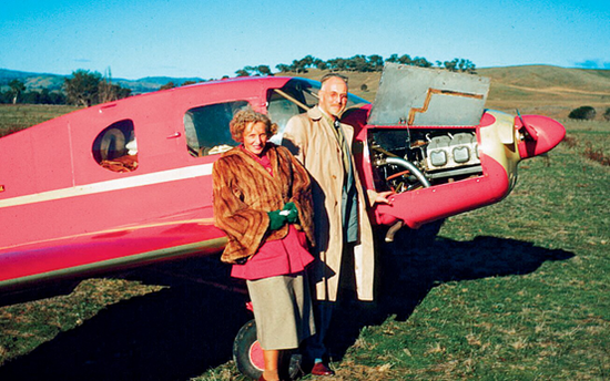 1955 年，梅耶的父母自己驾驶飞机在澳大利亚旅行