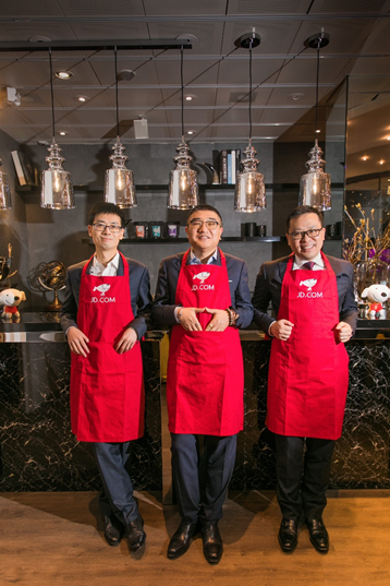 左起：京东数字科技CEO陈生强、京东商城CEO徐雷、京东物流CEO王振辉