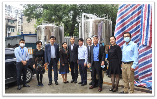 图为公会代表参观院区设施