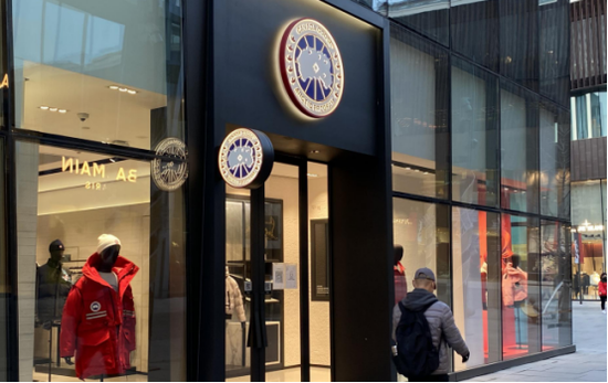 （新浪财经探访加拿大鹅三里屯旗舰店）