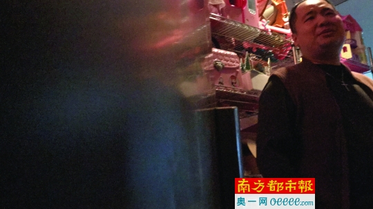 南都记者走访&ldquo;广州胤钧贸易有限公司&rdquo;，其员工在办公室门口。