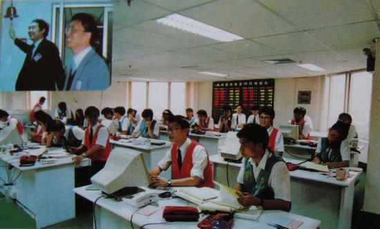 1990年12月1日,深交所敲鐘開市。禹國剛和王健(左上圖)任副總經理。