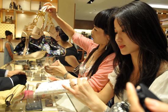 中国奢侈品市场全面回暖 去年销售额劲增20%|奢侈品|中国市场|消费者