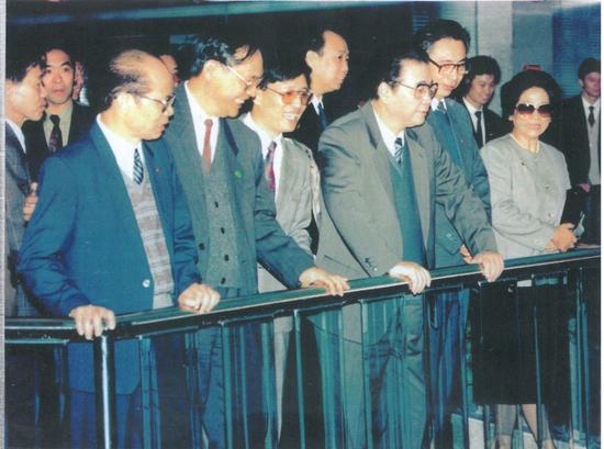 1993年1月5日,時任國務院總理李鵬(前排右起第三位)視察深圳證券交易所。深交所法定代表人禹國剛(前排左起第三位)匯報深圳股市運作情況。