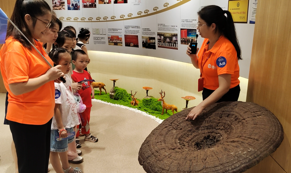孩子们充满好奇地聆听灵芝是如何生长的