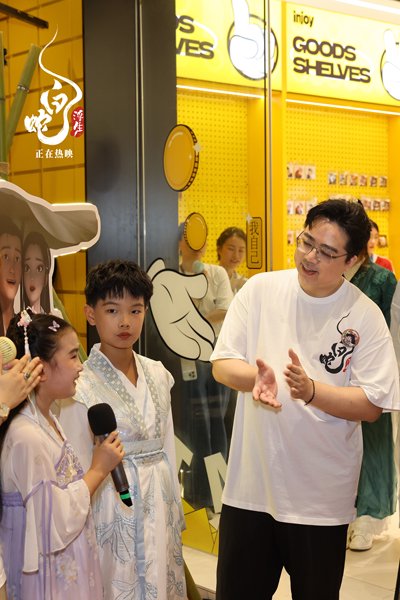 导演陈健喜和小记者互动