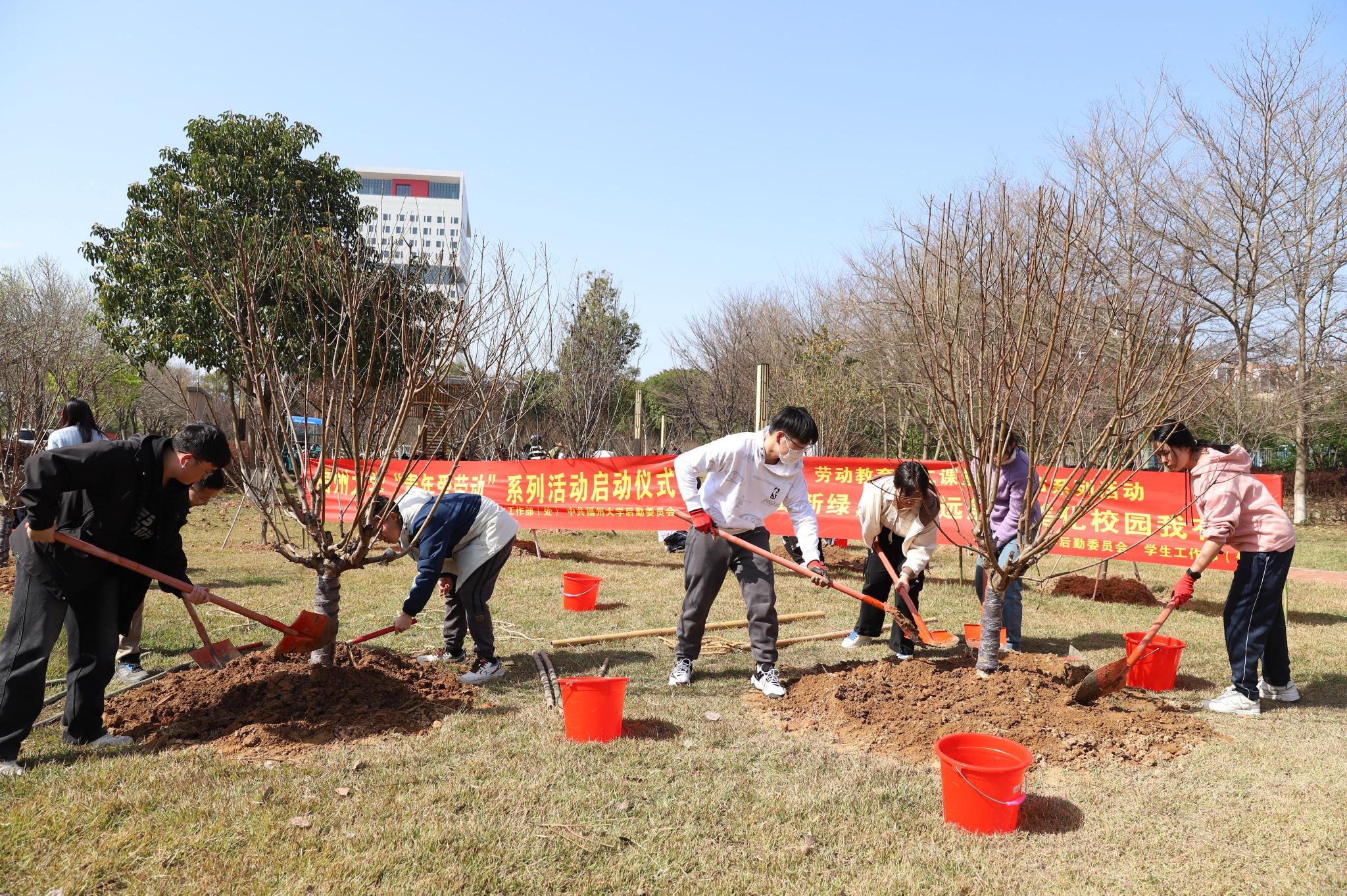 福州大学师生在植树节开展劳动实践